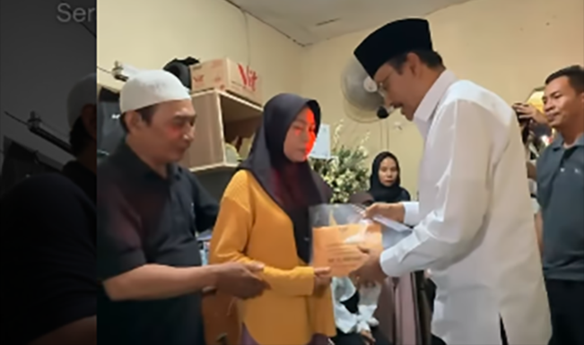 Mensos Gus Ipul menyampaikan santunan kepada orangtua alm Affan Kurniawan/Foto: Kemensos